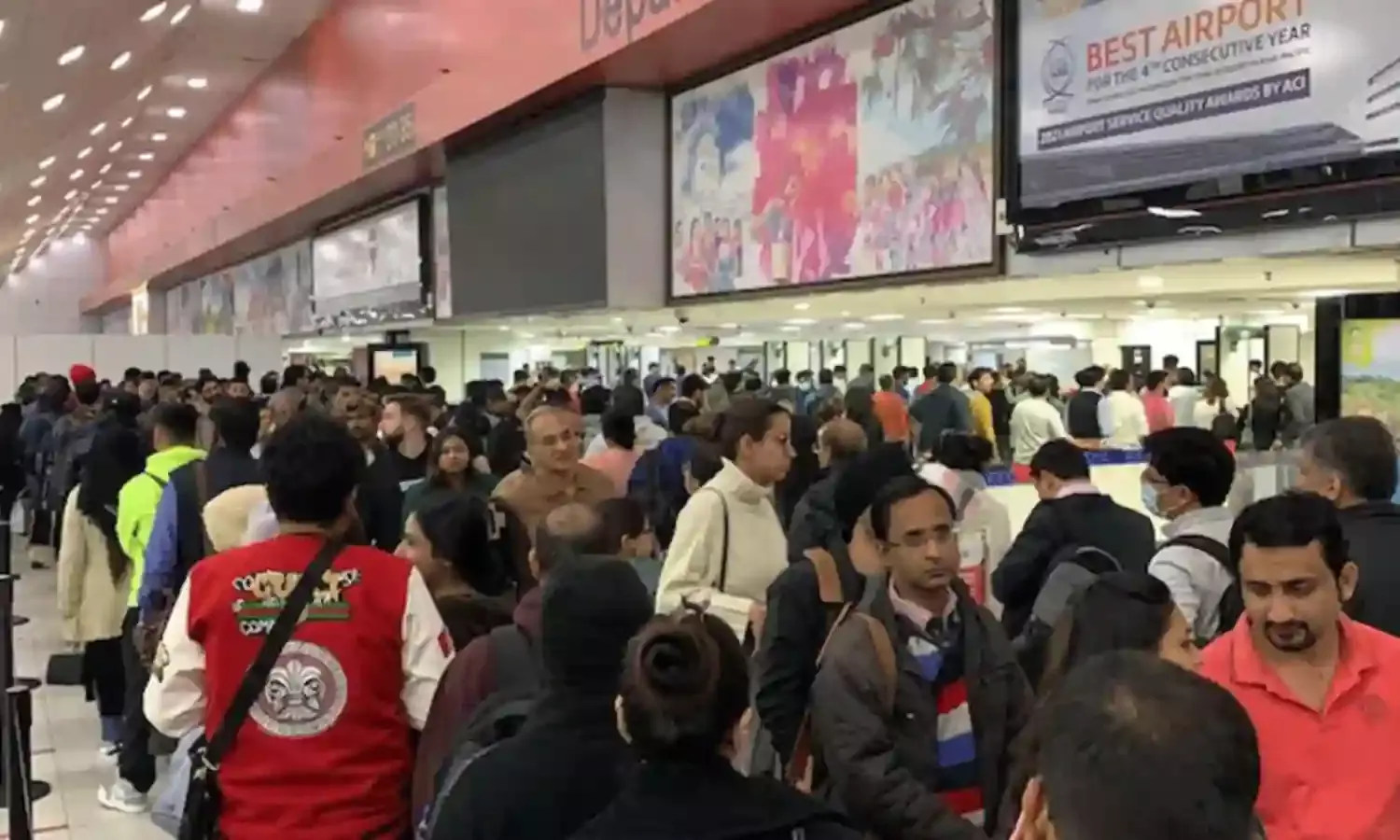 Delhi: విమానాశ్రయంలో సాఫ్ట్వేర్ లోపం.. 300 కి పైగా విమానాలు ఆలస్యం Delhi: విమానాశ్రయంలో సాఫ్ట్వేర్ లోపం.. 300 కి పైగా విమానాలు ఆలస్యం