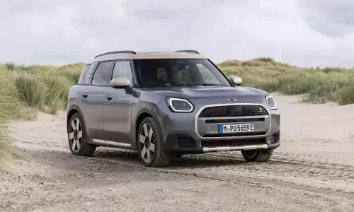 MINI Countryman SE All4 : లగ్జరీ ఈవీ మార్కెట్లో కొత్త జోష్.. 440కిమీ రేంజ్, అదిరే ఫీచర్లతో కంట్రీమ్యాన్ వచ్చేశాడు. MINI Countryman SE All4 : లగ్జరీ ఈవీ మార్కెట్లో కొత్త జోష్.. 440కిమీ రేంజ్, అదిరే ఫీచర్లతో కంట్రీమ్యాన్ వచ్చేశాడు.