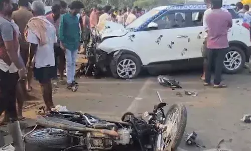 Kakinada Road accident: పెళ్లి కారు టైరు పేలి బస్సు కోసం వేచి ఉన్న వారి పైకి.. ముగ్గురు మృతి, ఏడుగురికి గాయాలు.. Kakinada Road accident: పెళ్లి కారు టైరు పేలి బస్సు కోసం వేచి ఉన్న వారి పైకి.. ముగ్గురు మృతి, ఏడుగురికి గాయాలు..