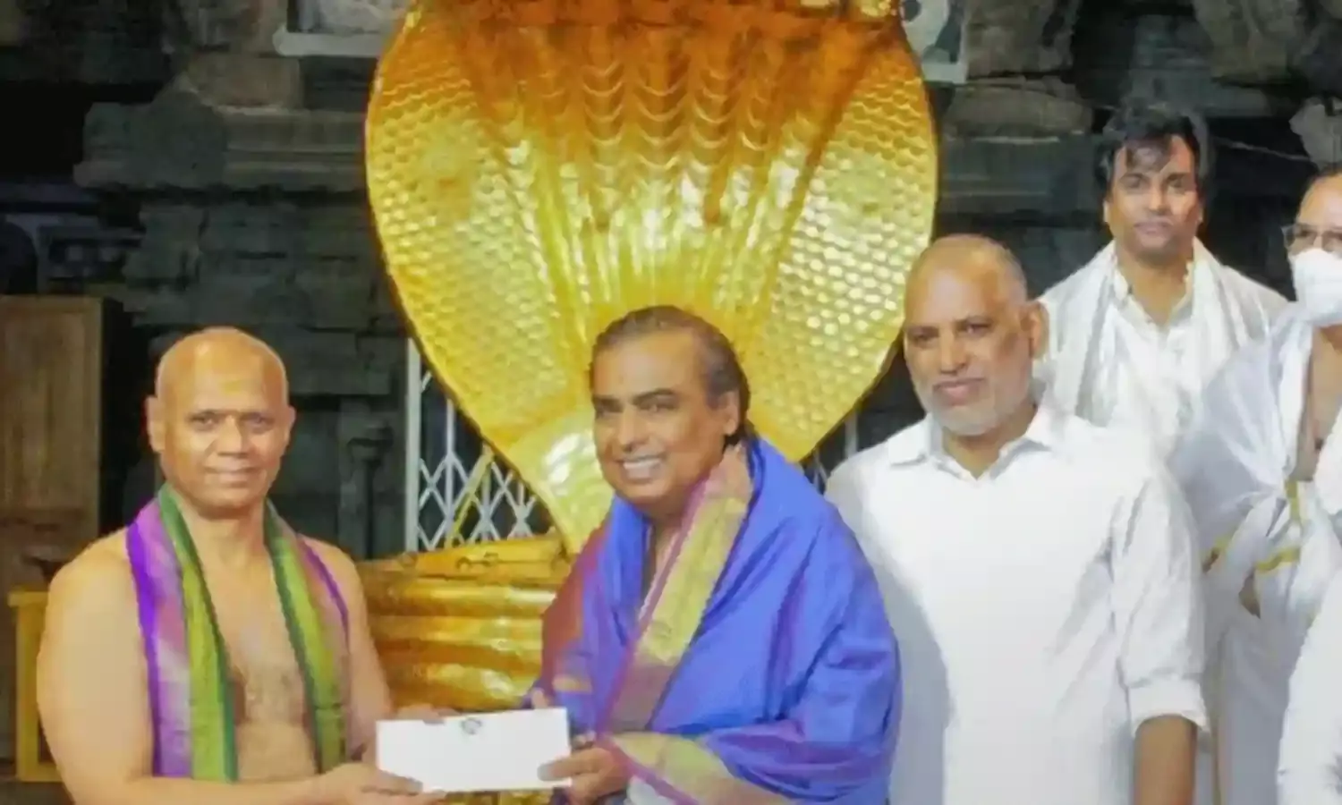 Mukesh Ambani: శ్రీవారిపై అంబానీ భక్తి.. తిరుమల వంటగది ఆధునీకరణకు రూ.100 కోట్ల విరాళం.. Mukesh Ambani: శ్రీవారిపై అంబానీ భక్తి.. తిరుమల వంటగది ఆధునీకరణకు రూ.100 కోట్ల విరాళం..
