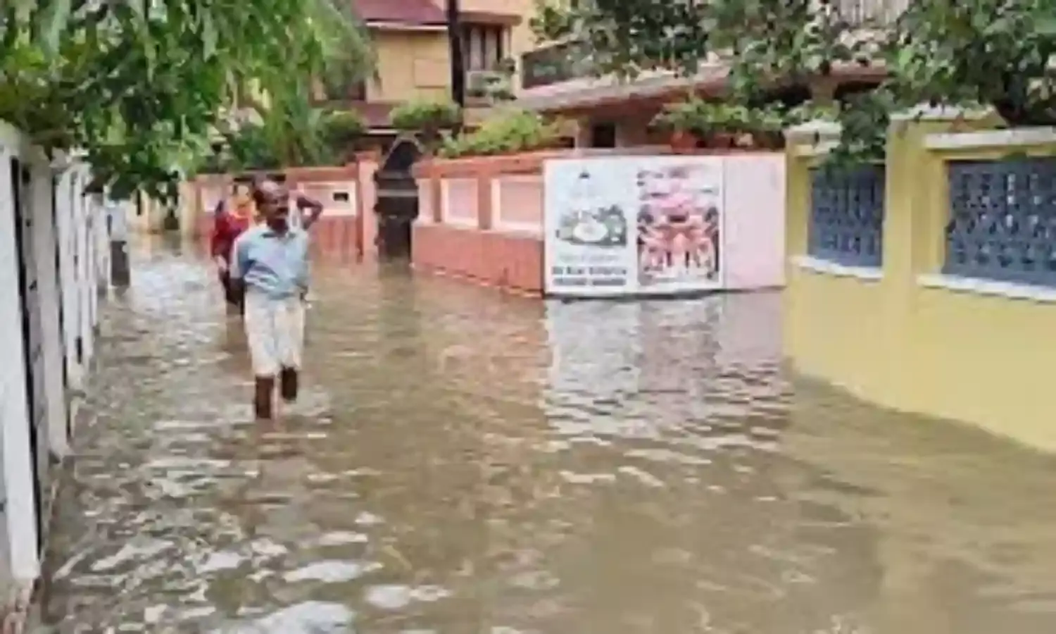 Kochi: కుప్పకూలిన నీళ్ళ  ట్యాంక్‌.. జనావాసాలపై 1.38 కోట్ల లీటర్ల నీరు