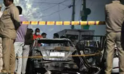 Delhi Blast: ఢిల్లీ ఎర్రకోట వద్ద కారులో పేలుడు.. శరీరాలు ముక్కలై .. Delhi Blast: ఢిల్లీ ఎర్రకోట వద్ద కారులో పేలుడు.. శరీరాలు ముక్కలై ..