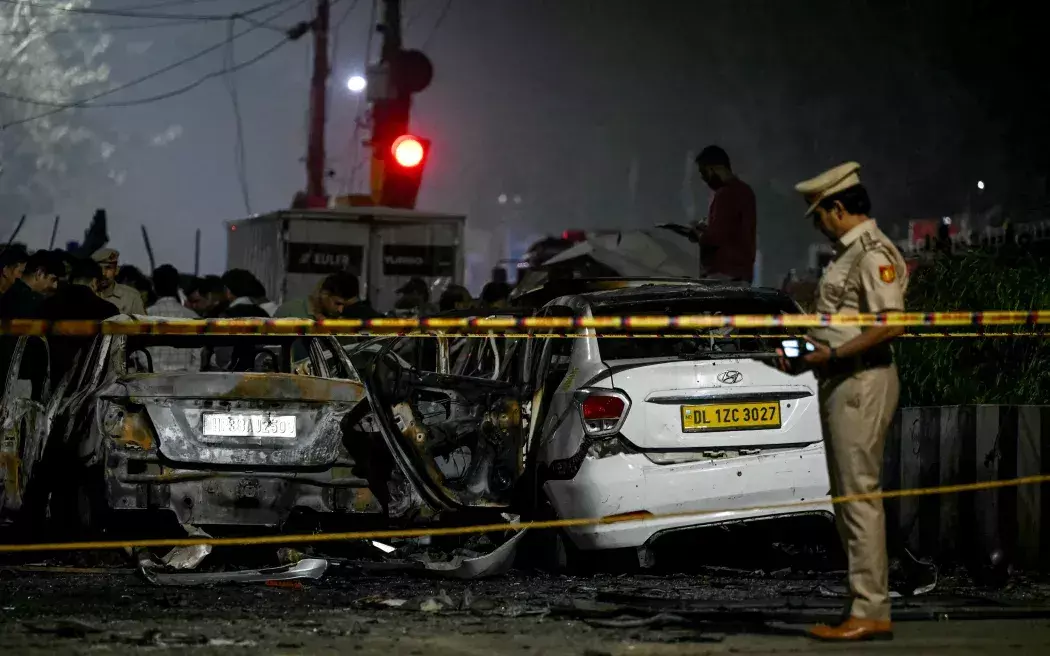 Delhi Car Blast: పేలుడులో డెలవరీ బాయ్ సజీవదహనం.. పోలీసుల అదుపులో కారు యజమాని! Delhi Car Blast: పేలుడులో డెలవరీ బాయ్ సజీవదహనం.. పోలీసుల అదుపులో కారు యజమాని!