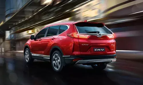 Honda CR-V : భారత్లోకి గట్టిగా తిరిగి వస్తున్న హోండా CR-V.. కొత్త హైబ్రిడ్ ఇంజన్తో సరికొత్త అవతార్. Honda CR-V : భారత్లోకి గట్టిగా తిరిగి వస్తున్న హోండా CR-V.. కొత్త హైబ్రిడ్ ఇంజన్తో సరికొత్త అవతార్.
