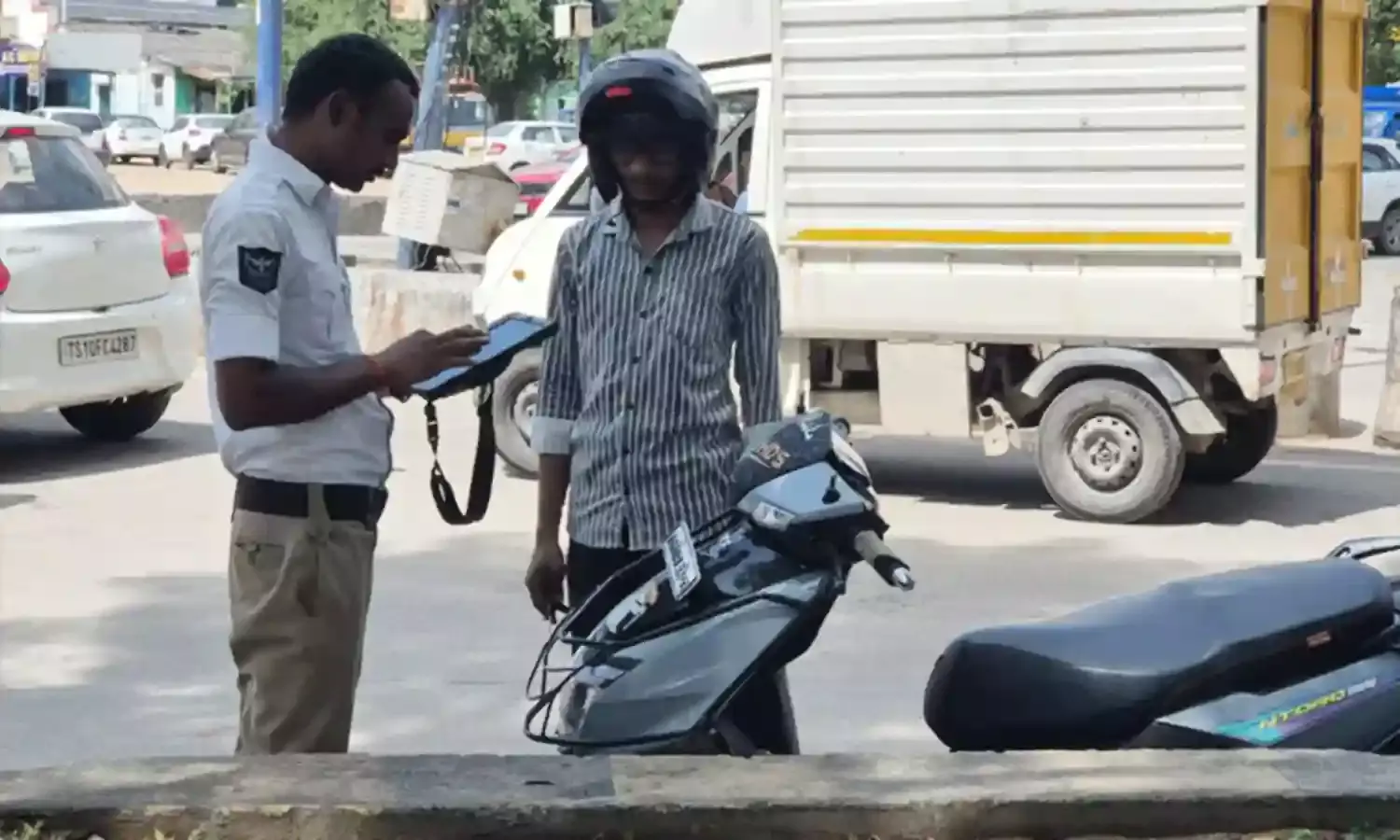 Hyderabad: ట్రాఫిక్ నిబంధనలు పాటించకపోతే లైసెన్స్ రద్దు: తెలంగాణ పోలీసులు Hyderabad: ట్రాఫిక్ నిబంధనలు పాటించకపోతే లైసెన్స్ రద్దు: తెలంగాణ పోలీసులు