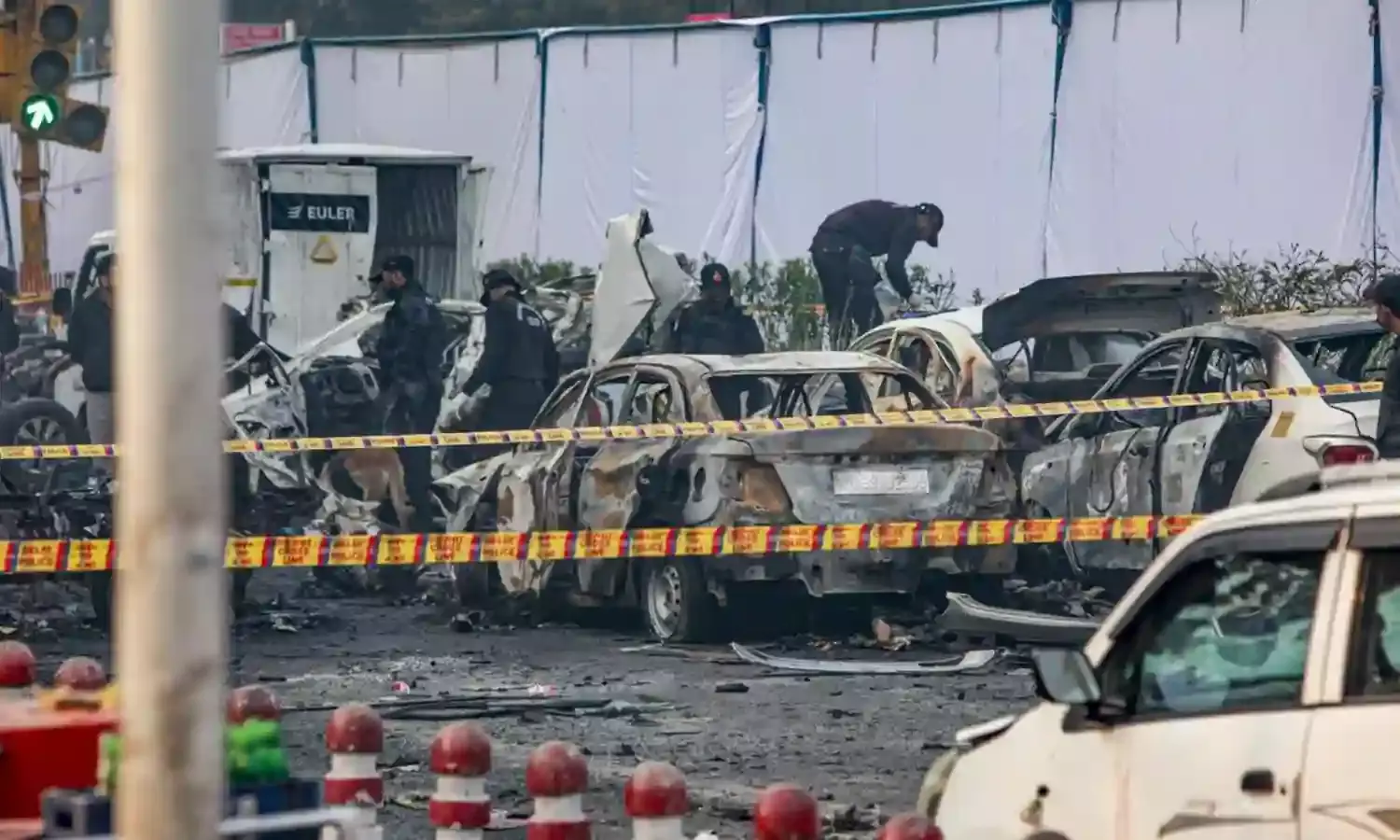 Delhi Blast Case: ఢిల్లీ పేలుడు కేసులో మరో రెండు కార్లు .. Delhi Blast Case: ఢిల్లీ పేలుడు కేసులో మరో రెండు కార్లు ..