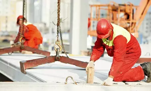 USA Jobs Crisis : అమెరికాలో స్కిల్డ్ వర్కర్స్ కొరత.. కోటి రూపాయలు జీతం ఇస్తామన్నా ఎవరూ దొరకట్లేదట. USA Jobs Crisis : అమెరికాలో స్కిల్డ్ వర్కర్స్ కొరత.. కోటి రూపాయలు జీతం ఇస్తామన్నా ఎవరూ దొరకట్లేదట.