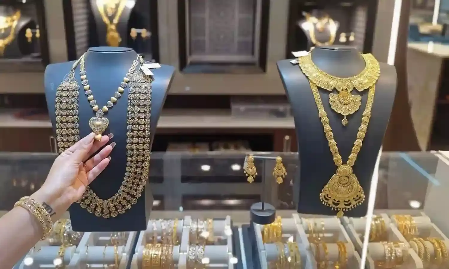 Trump Tariffs : గోల్డ్ జ్యువెలరీకి విలన్గా మారిన ట్రంప్.. ఎగుమతుల్లో 31% పతనం. Trump Tariffs : గోల్డ్ జ్యువెలరీకి విలన్గా మారిన ట్రంప్.. ఎగుమతుల్లో 31% పతనం.