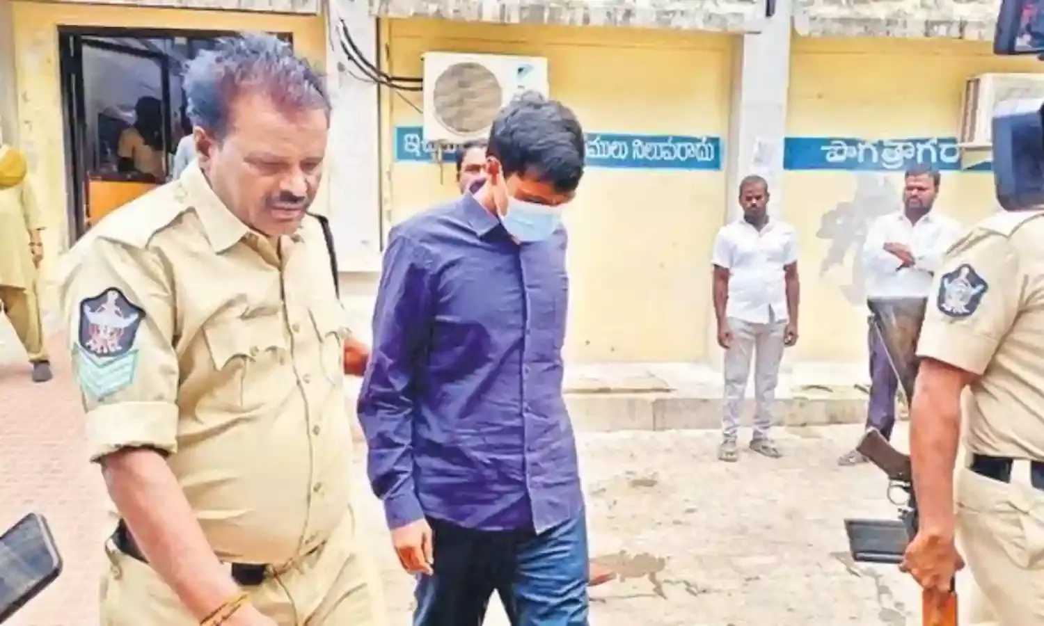 Chinna Appanna : కస్టడీలోకి చిన్నప్పన్న.. పేర్లు బయటపెడుతాడా..? Chinna Appanna : కస్టడీలోకి చిన్నప్పన్న.. పేర్లు బయటపెడుతాడా..?