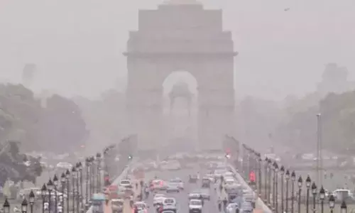 Delhi: క్షీణిస్తున్న గాలి నాణ్యత.. దట్టమైన పొగమంచులో దేశ రాజధాని