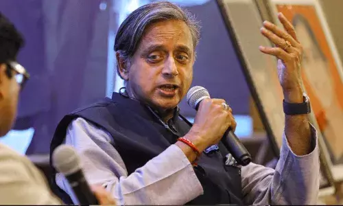 ప్రేక్షకుల్లో ఉండటం ఆనందంగా ఉంది: ప్రధానిని ప్రశంసించిన శశి థరూర్