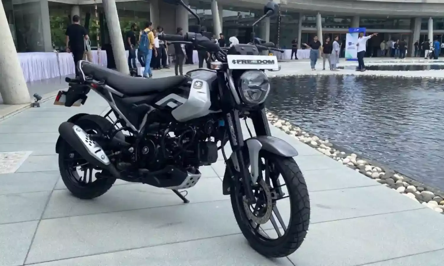 Bajaj Freedom 125 CNG : రూ.90,976 కే 332 కి.మీ మైలేజ్.. మార్కెట్లో సంచలనం సృష్టిస్తున్న చౌక బైక్.