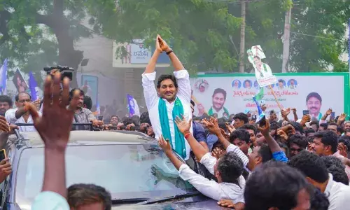 YS Jagan : కోర్టుకు ర్యాలీతో ఎందుకు జగన్..? YS Jagan : కోర్టుకు ర్యాలీతో ఎందుకు జగన్..?