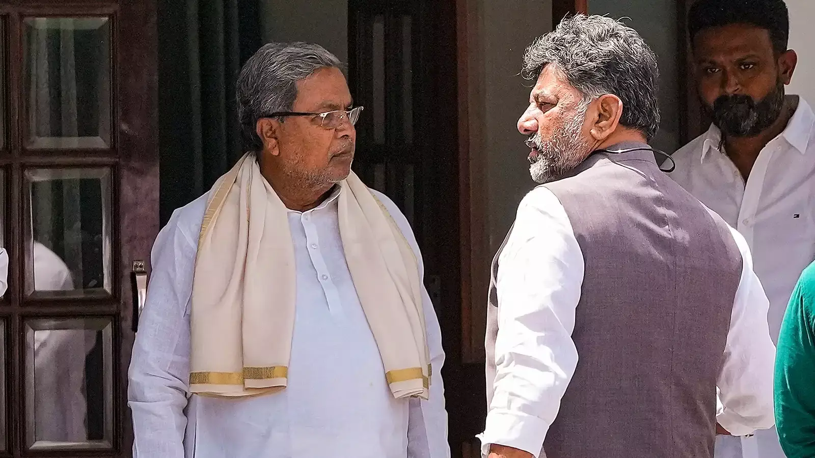 Karnataka CM Change: సీఎం సీటు కోసం ఢీకే..హస్తీనకు కర్ణాటక సీఎం కుర్చీ పంచాయతీ.. Karnataka CM Change: సీఎం సీటు కోసం ఢీకే..హస్తీనకు కర్ణాటక సీఎం కుర్చీ పంచాయతీ..