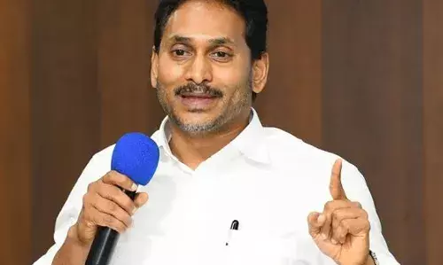 YS Jagan : హడావిడి.. బిల్డప్ లు.. జగన్ తీరుపై తీవ్ర విమర్శలు YS Jagan : హడావిడి.. బిల్డప్ లు.. జగన్ తీరుపై తీవ్ర విమర్శలు