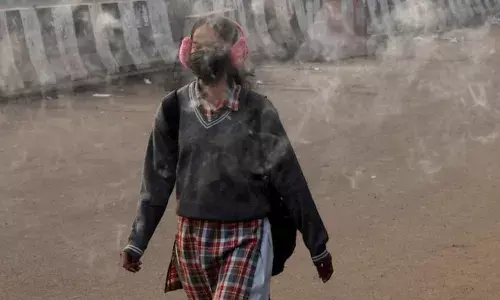 Delhi: తీవ్రమవుతున్న వాయు కాలుష్యం.. బడి పిల్లలకు బయట ఆటలు బంద్