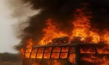 Rajasthan bus fire: హైటెన్షన్ వైర్ తగిలి స్లీపర్ బస్సు దగ్ధం Rajasthan bus fire: హైటెన్షన్ వైర్ తగిలి స్లీపర్ బస్సు దగ్ధం