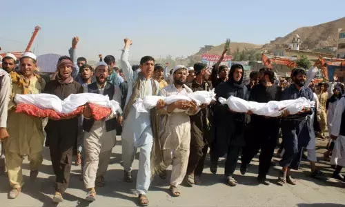 ఆఫ్ఘాన్ పౌరుడి ఇంటిపై పాకిస్తాన్ బాంబు దాడి.. 9 మంది పిల్లలు సహా 10 మంది మృతి ఆఫ్ఘాన్ పౌరుడి ఇంటిపై పాకిస్తాన్ బాంబు దాడి.. 9 మంది పిల్లలు సహా 10 మంది మృతి