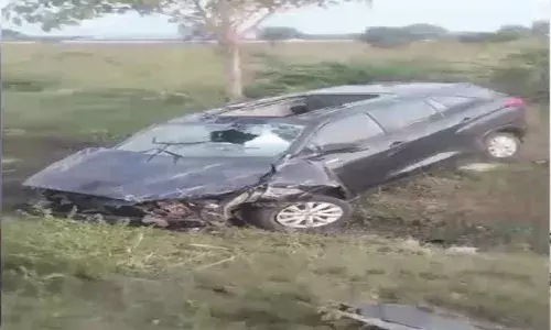 Karnataka: డివైడర్ను ఢీకొట్టి కారు బోల్తా.. ఐఏఎస్ అధికారి మహంతేష్ బిలగి మృతి Karnataka: డివైడర్ను ఢీకొట్టి కారు బోల్తా.. ఐఏఎస్ అధికారి మహంతేష్ బిలగి మృతి