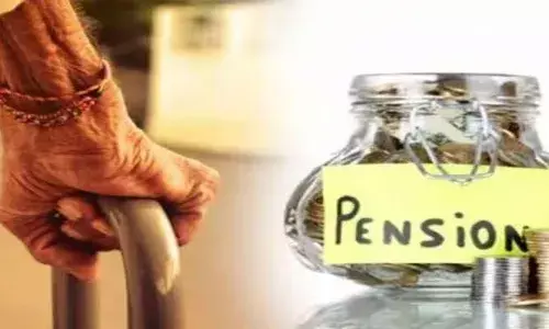 Family Pension : హైకోర్టు సంచలన తీర్పు..పెన్షన్లో భార్యకే మొదటి హక్కు..కొడుకుకు ఇవ్వడం కుదరదు. Family Pension : హైకోర్టు సంచలన తీర్పు..పెన్షన్లో భార్యకే మొదటి హక్కు..కొడుకుకు ఇవ్వడం కుదరదు.