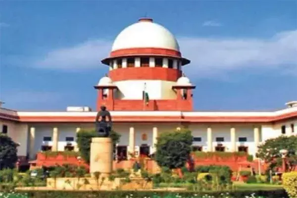 Supreme Court: ఆధార్ ఉన్నంత మాత్రాన చొరబాటుదారులను ఓటర్లా ? -సుప్రీంకోర్టు Supreme Court: ఆధార్ ఉన్నంత మాత్రాన చొరబాటుదారులను ఓటర్లా ? -సుప్రీంకోర్టు