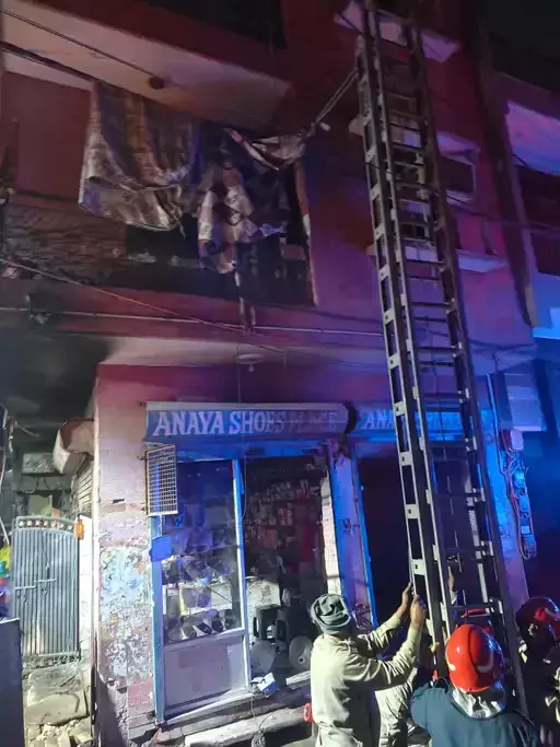Delhi Fire Accident: ఢిల్లీలో ఘోర అగ్నిప్రమాదం... నలుగురి సజీవదహనం