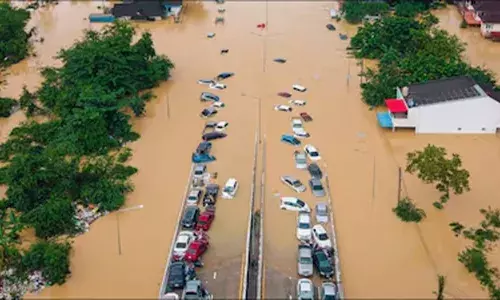 Indonesia Floods: ఆగ్నేయాసియాలో తుఫాన్లు బీభత్సం, ఇండోనేషియాలో 442 మంది మృతి Indonesia Floods: ఆగ్నేయాసియాలో తుఫాన్లు బీభత్సం, ఇండోనేషియాలో 442 మంది మృతి