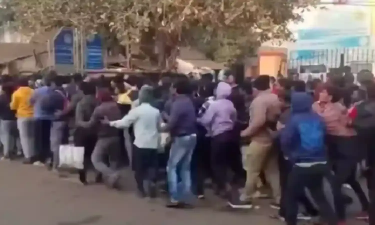 tickets: మ్యాచ్‌ టికెట్ల కోసం ఎగబడ్డ జనం