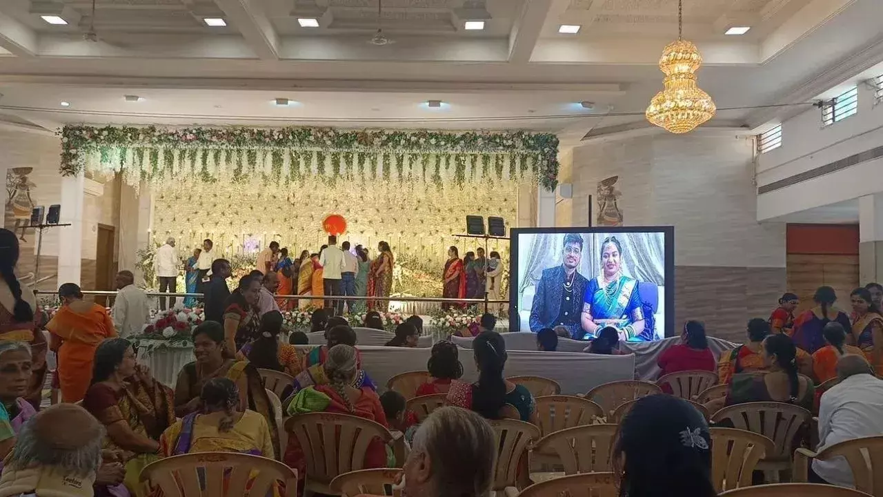 Virtual Reception: ఇండిగో విమానం రద్ధు..స్వంత రిసెప్షన్కు ఆన్లైన్లో హాజరైన జంట Virtual Reception: ఇండిగో విమానం రద్ధు..స్వంత రిసెప్షన్కు ఆన్లైన్లో హాజరైన జంట