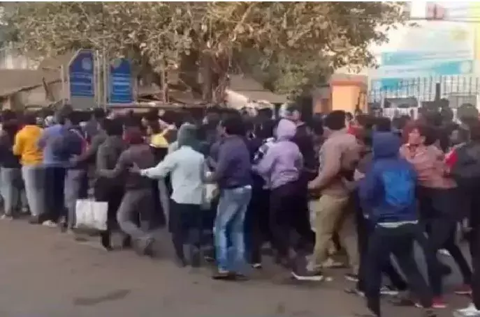 tickets: మ్యాచ్‌ టికెట్ల కోసం ఎగబడ్డ జనం