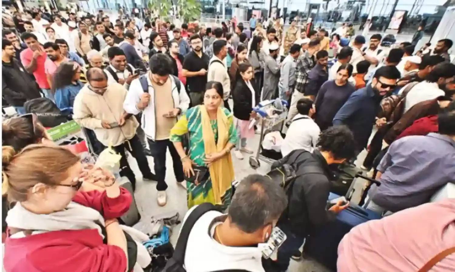 INDIGO: ఎగరని ఇండిగో విమానాలు.. ఆగ్రహావేశాలు INDIGO: ఎగరని ఇండిగో విమానాలు.. ఆగ్రహావేశాలు