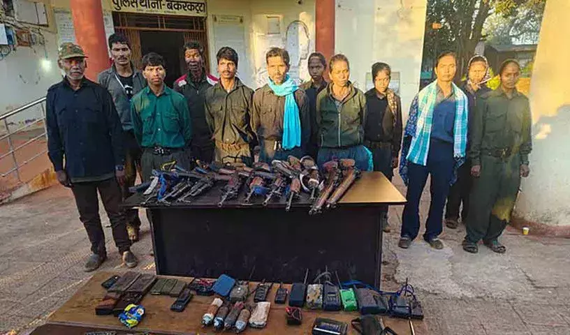 Chhattisgarh: ఛత్తీస్‌గఢ్‌లో లొంగిపోయిన మరో 12 మంది మావోయిస్టులు