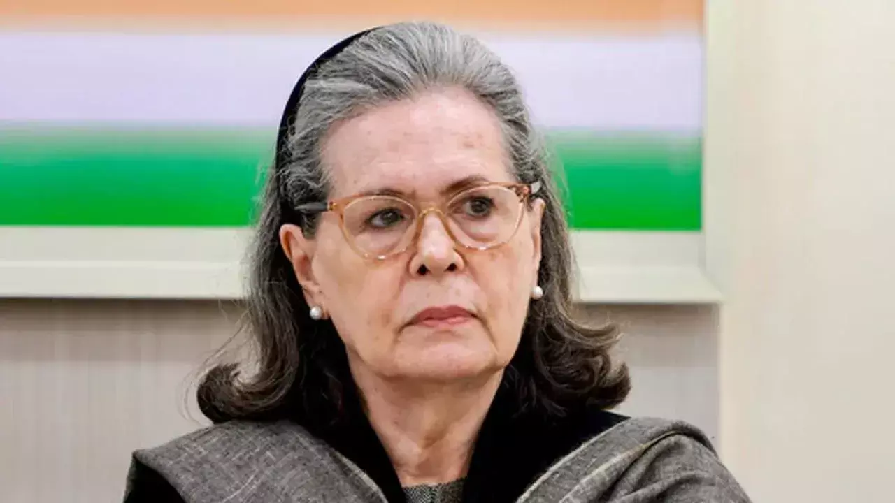 Sonia Gandhi: సోనియా గాంధీకి ఢిల్లీ కోర్టు నోటీసులు Sonia Gandhi: సోనియా గాంధీకి ఢిల్లీ కోర్టు నోటీసులు