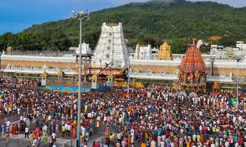 Tirumala: శ్రీ వెంకటేశ్వర ప్రాణదాన ట్రస్ట్కు తమిళ భక్తుడు కోటి విరాళం.. Tirumala: శ్రీ వెంకటేశ్వర ప్రాణదాన ట్రస్ట్కు తమిళ భక్తుడు కోటి విరాళం..