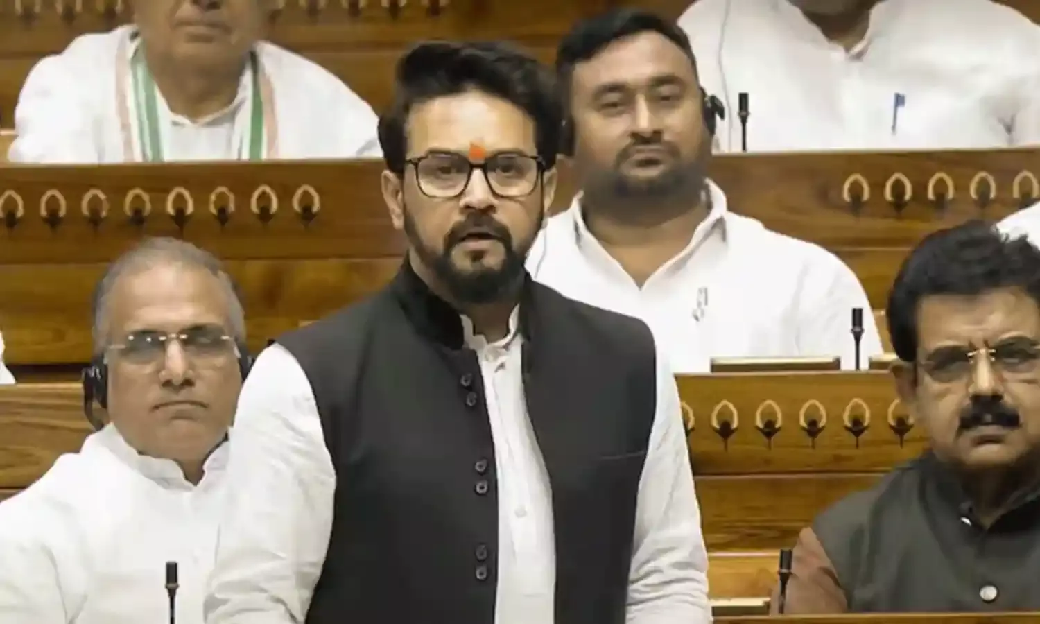 Lok Sabha: లోక్సభ ఆవరణలో ఈ-సిగరెట్ తాగుతున్న కాంగ్రెస్ ఎంపీ.. బీజేపీ ఎంపీ ఫైర్.. Lok Sabha: లోక్సభ ఆవరణలో ఈ-సిగరెట్ తాగుతున్న కాంగ్రెస్ ఎంపీ.. బీజేపీ ఎంపీ ఫైర్..