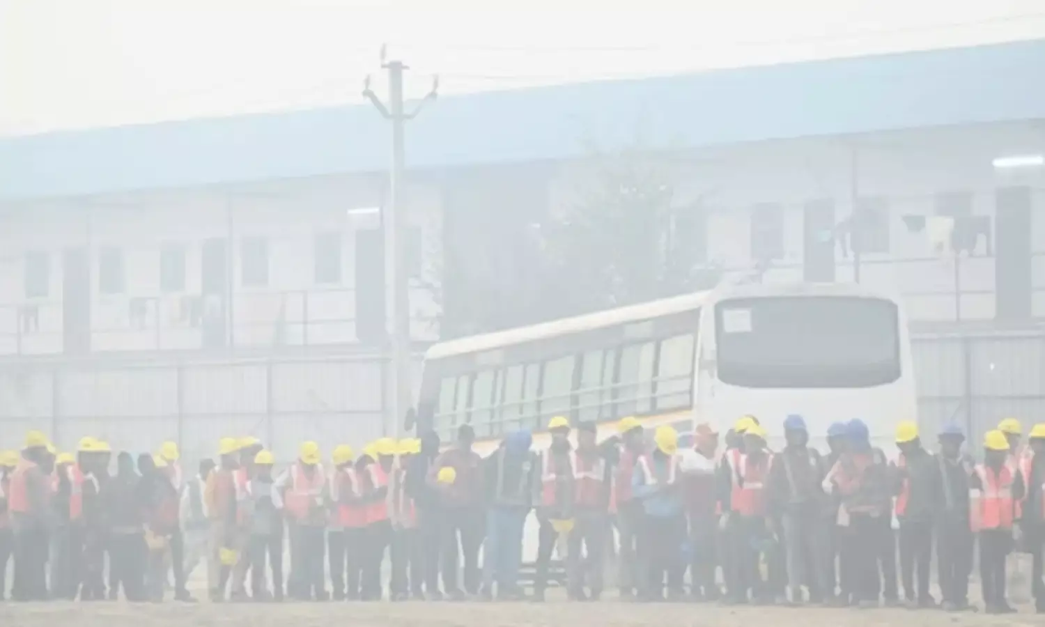 Delhi: రాజధానిని కప్పేసిన పొగమంచు.. విమానాల రాకపోకలపై ప్రభావం Delhi: రాజధానిని కప్పేసిన పొగమంచు.. విమానాల రాకపోకలపై ప్రభావం