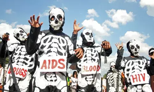 AIDS: కబళిస్తున్న మౌన రాకాసి ఎయిడ్స్ AIDS: కబళిస్తున్న మౌన రాకాసి ఎయిడ్స్