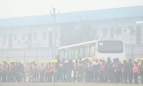 Delhi: రాజధానిని కప్పేసిన పొగమంచు.. విమానాల రాకపోకలపై ప్రభావం Delhi: రాజధానిని కప్పేసిన పొగమంచు.. విమానాల రాకపోకలపై ప్రభావం