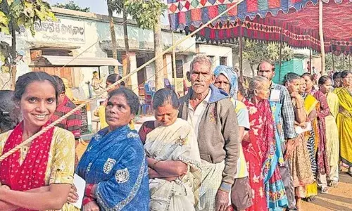 LOCAL WAR: వణికించే చలిలోనూ ఓటెత్తిన పల్లెలు