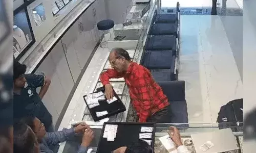 Kota: జ్యువెలరీ దుకాణంలో వ్యాపారికి గుండెపోటు.. సీపీఆర్ తో ప్రాణం పోసిన యజమాని కుమారుడు.. Kota: జ్యువెలరీ దుకాణంలో వ్యాపారికి గుండెపోటు.. సీపీఆర్ తో ప్రాణం పోసిన యజమాని కుమారుడు..