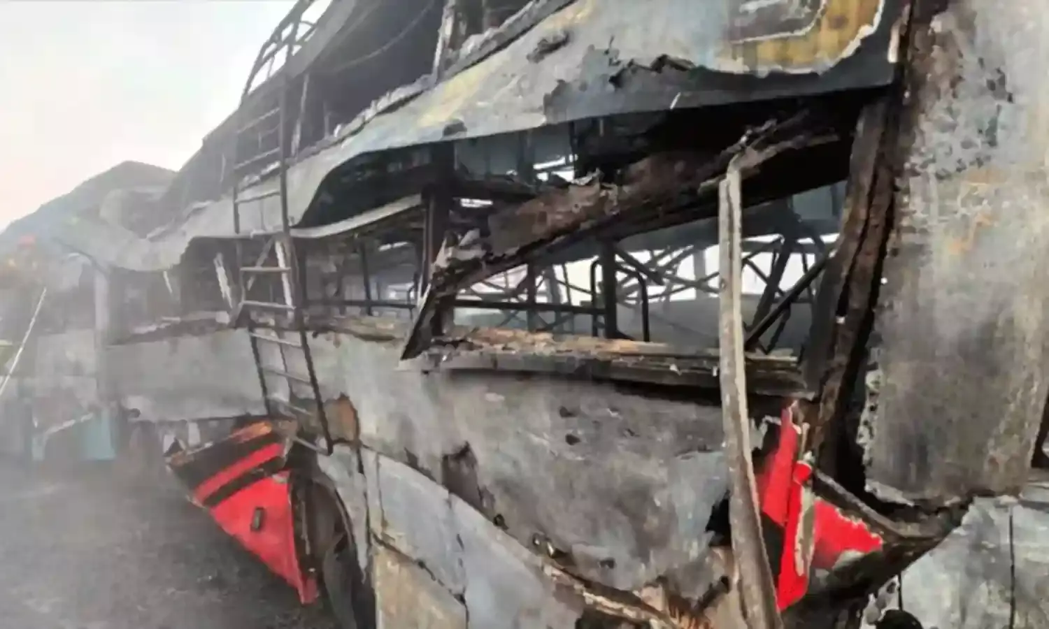 Delhi: ప్రాణాలు తీసిన పొగమంచు.. దారి కనిపించక బస్సులు ఢీ.. నలుగురు మృతి Delhi: ప్రాణాలు తీసిన పొగమంచు.. దారి కనిపించక బస్సులు ఢీ.. నలుగురు మృతి