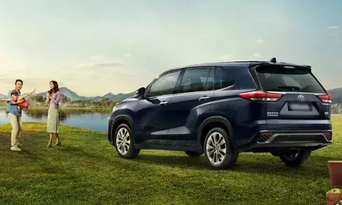 Toyota : ఫార్చ్యూనర్ కంటే ఆ కారే నయం..టయోటాలో ఒక్క నెలలో 9295 యూనిట్లు సేల్స్తో రికార్డు. Toyota : ఫార్చ్యూనర్ కంటే ఆ కారే నయం..టయోటాలో ఒక్క నెలలో 9295 యూనిట్లు సేల్స్తో రికార్డు.