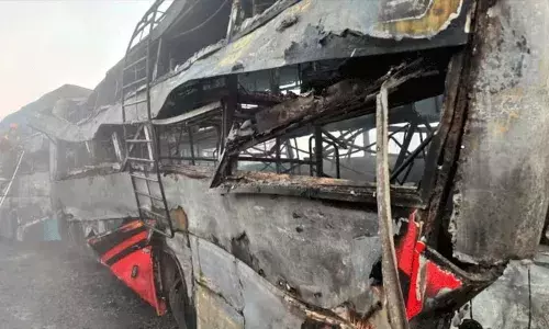 Delhi: ప్రాణాలు తీసిన పొగమంచు.. దారి కనిపించక బస్సులు ఢీ.. నలుగురు మృతి Delhi: ప్రాణాలు తీసిన పొగమంచు.. దారి కనిపించక బస్సులు ఢీ.. నలుగురు మృతి