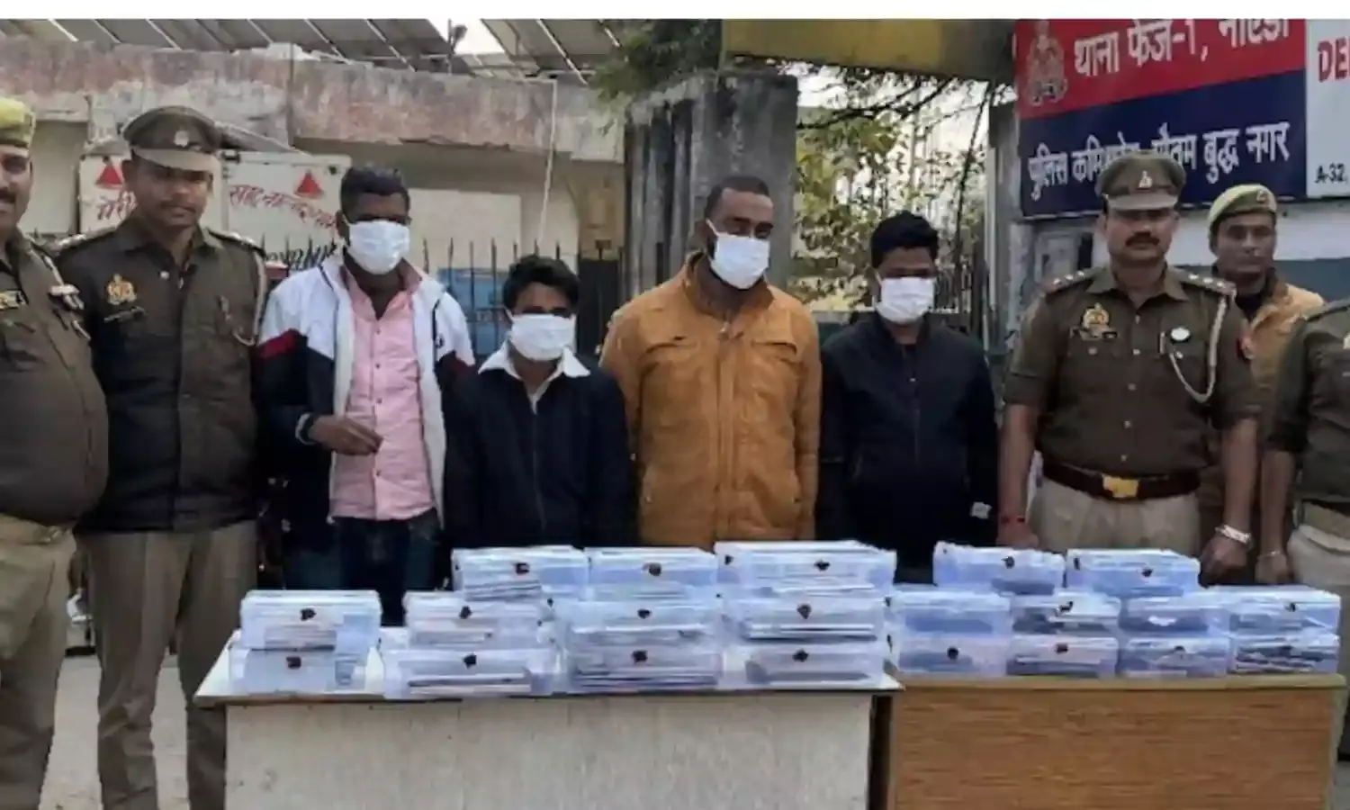 Noida: నోయిడాలో మొబైల్ చోరీలకు పాల్పడుతున్న ముఠా అరెస్ట్, 2 కోట్ల విలువైన ఫోన్ లు స్వాధీనం Noida: నోయిడాలో మొబైల్ చోరీలకు పాల్పడుతున్న ముఠా అరెస్ట్, 2 కోట్ల విలువైన ఫోన్ లు స్వాధీనం