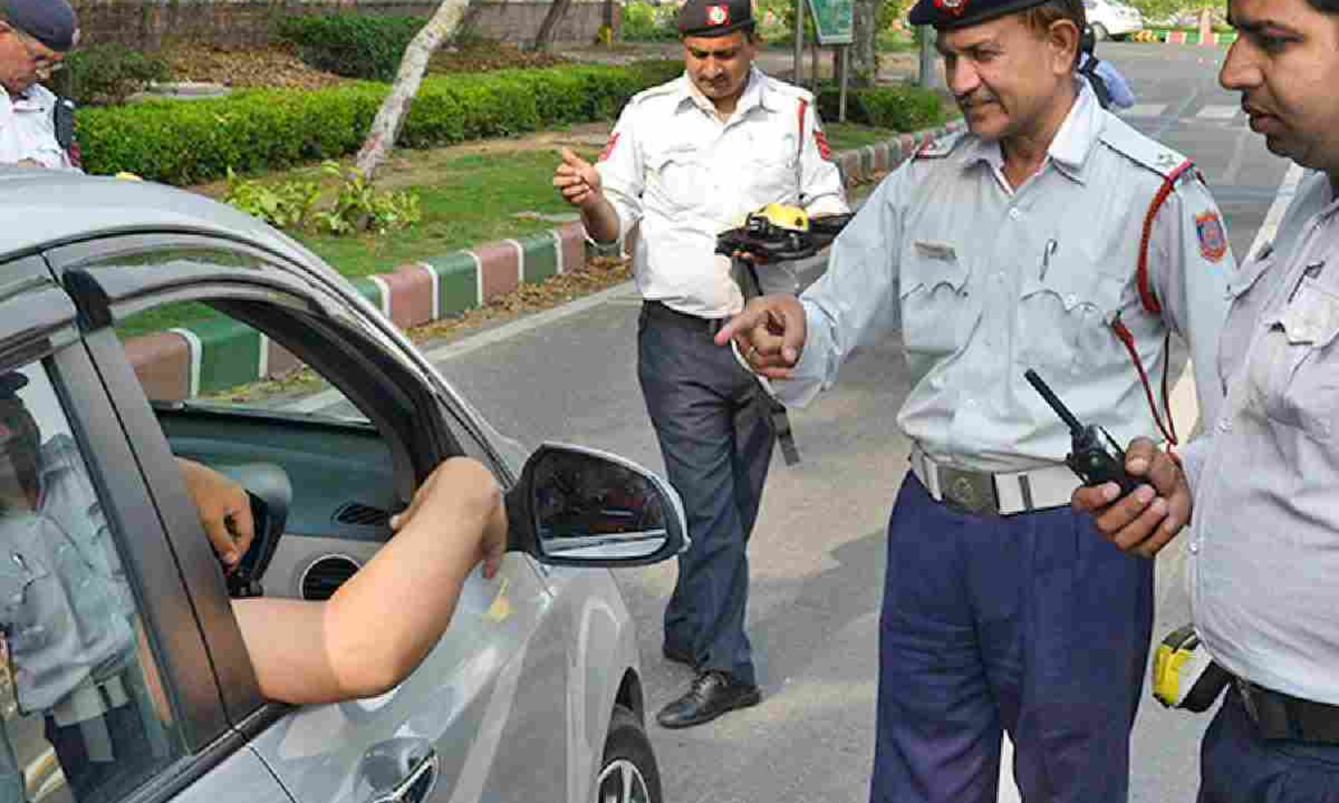 Delhi Traffic Police: పాత వాహనాలకూ నో ఎంట్రీ.. ఢిల్లీ బార్డర్ లో ట్రాఫిక్ పోలీసుల ఆంక్షలు Delhi Traffic Police: పాత వాహనాలకూ నో ఎంట్రీ.. ఢిల్లీ బార్డర్ లో ట్రాఫిక్ పోలీసుల ఆంక్షలు