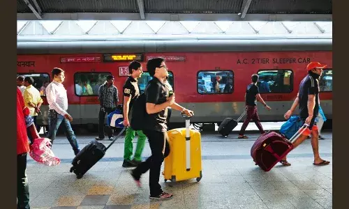 Indian Railways : లగేజీకి అదనపు చార్జీ-లోక్సభలో వెల్లడించిన రైల్వే మంత్రి అశ్విని వైష్ణవ్ Indian Railways : లగేజీకి అదనపు చార్జీ-లోక్సభలో వెల్లడించిన రైల్వే మంత్రి అశ్విని వైష్ణవ్