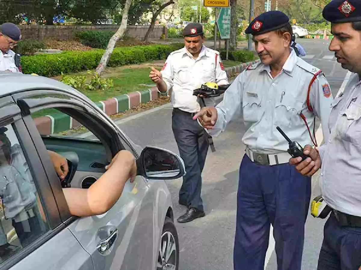 Delhi Traffic Police: పాత వాహనాలకూ నో ఎంట్రీ.. ఢిల్లీ బార్డర్ లో ట్రాఫిక్ పోలీసుల ఆంక్షలు Delhi Traffic Police: పాత వాహనాలకూ నో ఎంట్రీ.. ఢిల్లీ బార్డర్ లో ట్రాఫిక్ పోలీసుల ఆంక్షలు