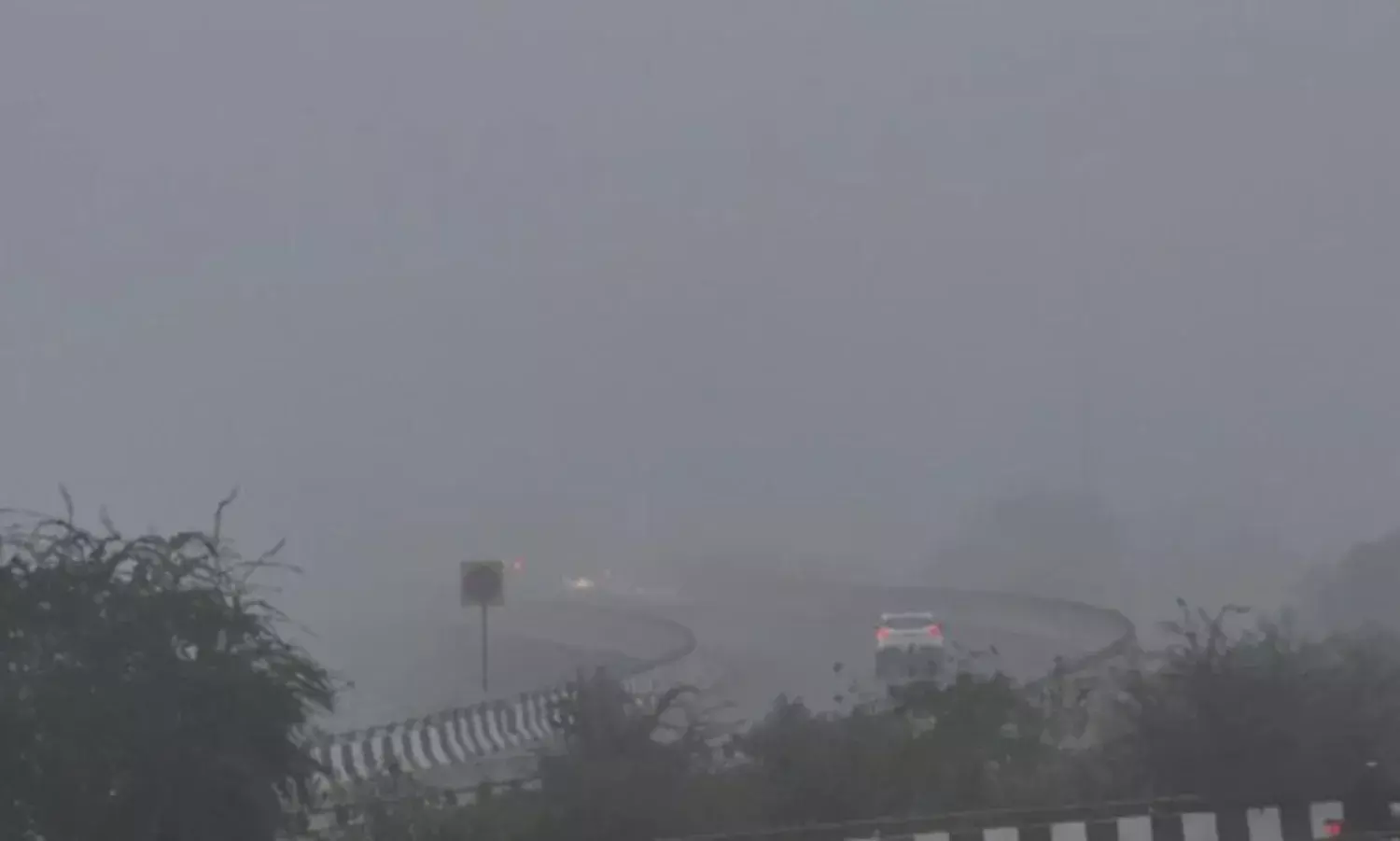 Delhi Air Pollution: ఢిల్లీని కమ్మేసిన దట్టమైన పొగమంచు..