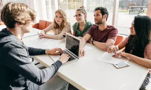 Dollar vs Rupee : రూపాయి పతనం..అమెరికాలో చదువుల కోసం విద్యార్థుల జేబుకు భారీ చిల్లు. Dollar vs Rupee : రూపాయి పతనం..అమెరికాలో చదువుల కోసం విద్యార్థుల జేబుకు భారీ చిల్లు.