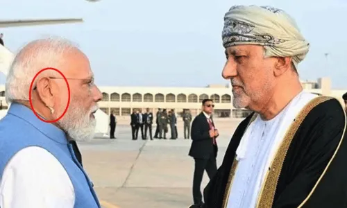 ఒమన్ పర్యటనలో ప్రధాని మోదీ.. చెవిలో ధరించిన వస్తువుపై చర్చ..